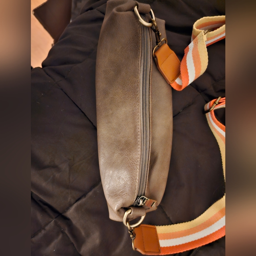 Jen & Co Crossbody Purse - Picture 3 of 6